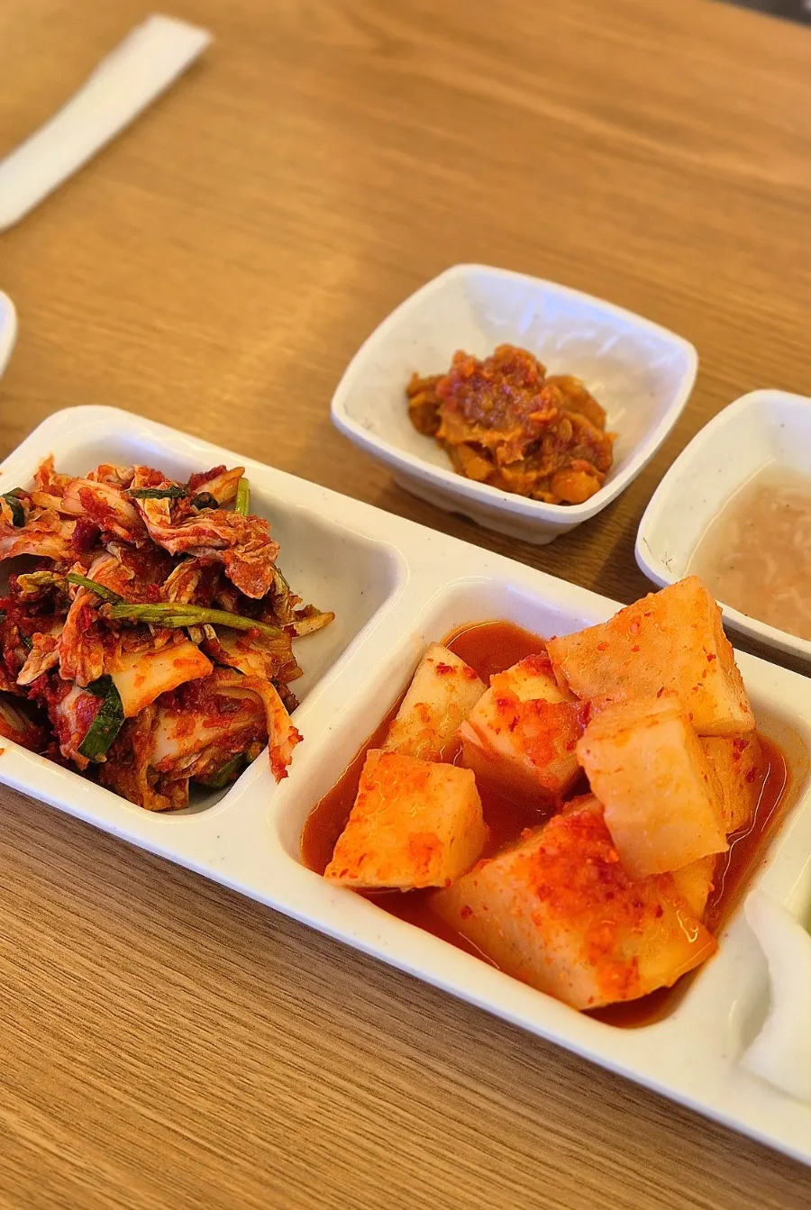 순대국과 함께 차려진 반찬과 수저