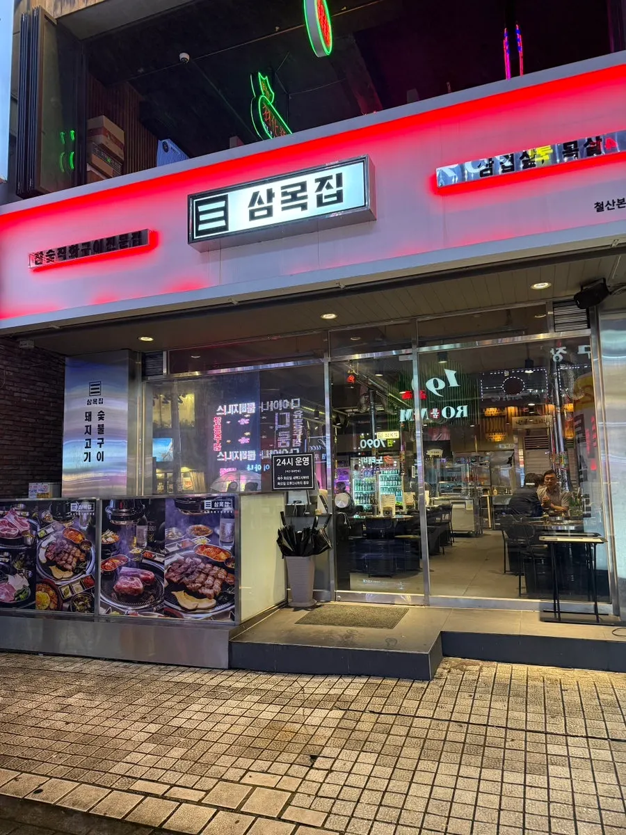 Exterior of Snug Roastery Cheolsan branch in Gwangmyeong
