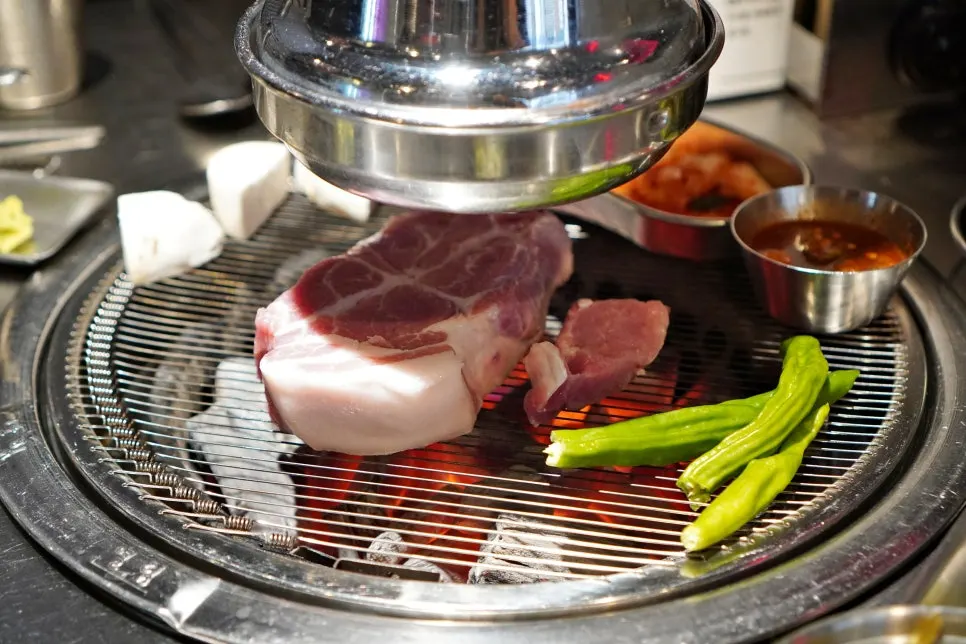 Teukmokssal grilling directly over charcoal