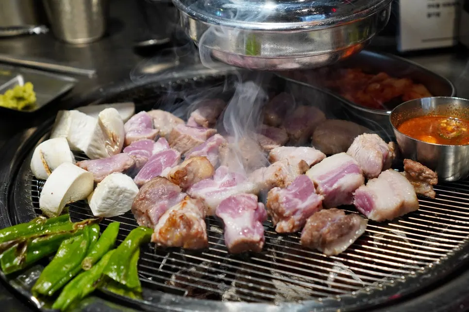Staff member grilling the teukmokssal