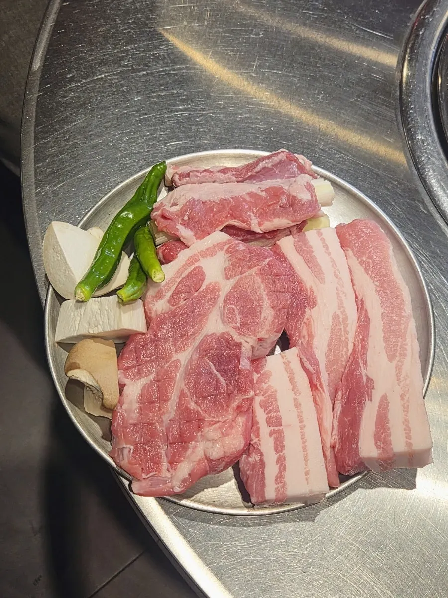 특목살 갈매기살 삼겹살이 담긴 생고기 접시