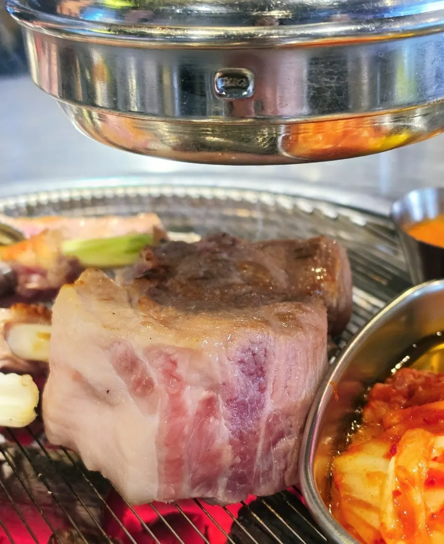 숯불에 올린 두툼한 특목살