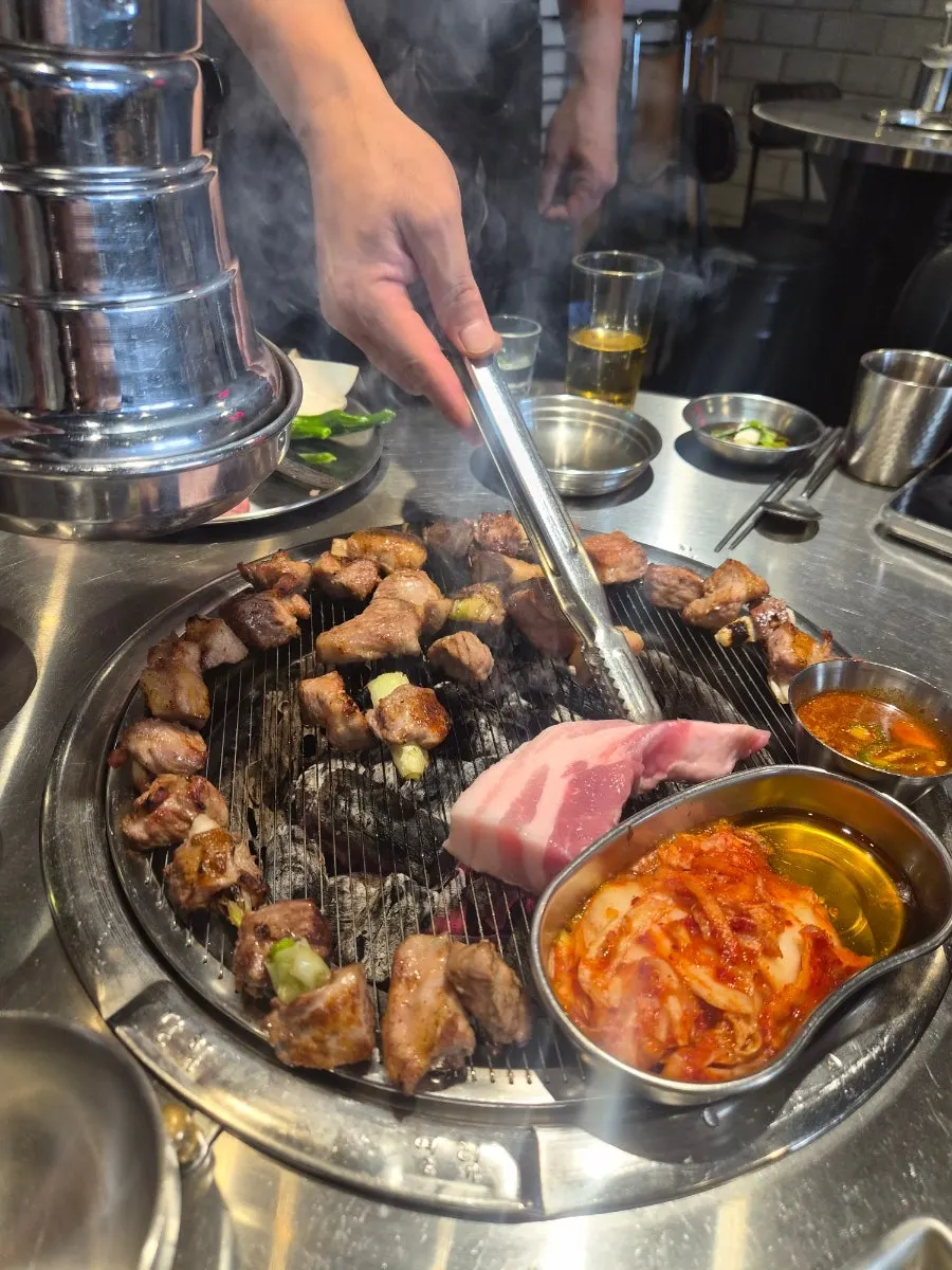 숯불에서 익고 있는 고기와 김치