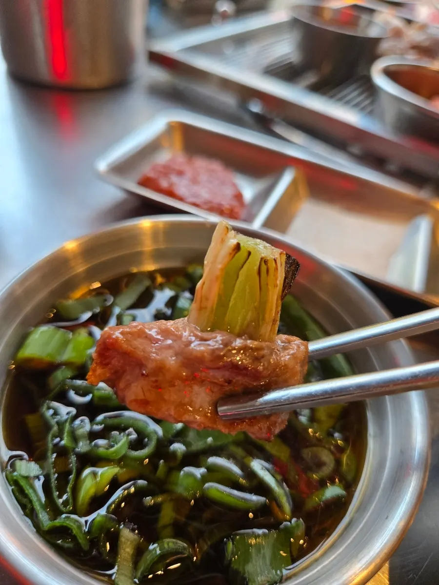 Golden-browned scallion and galmaegisal combination
