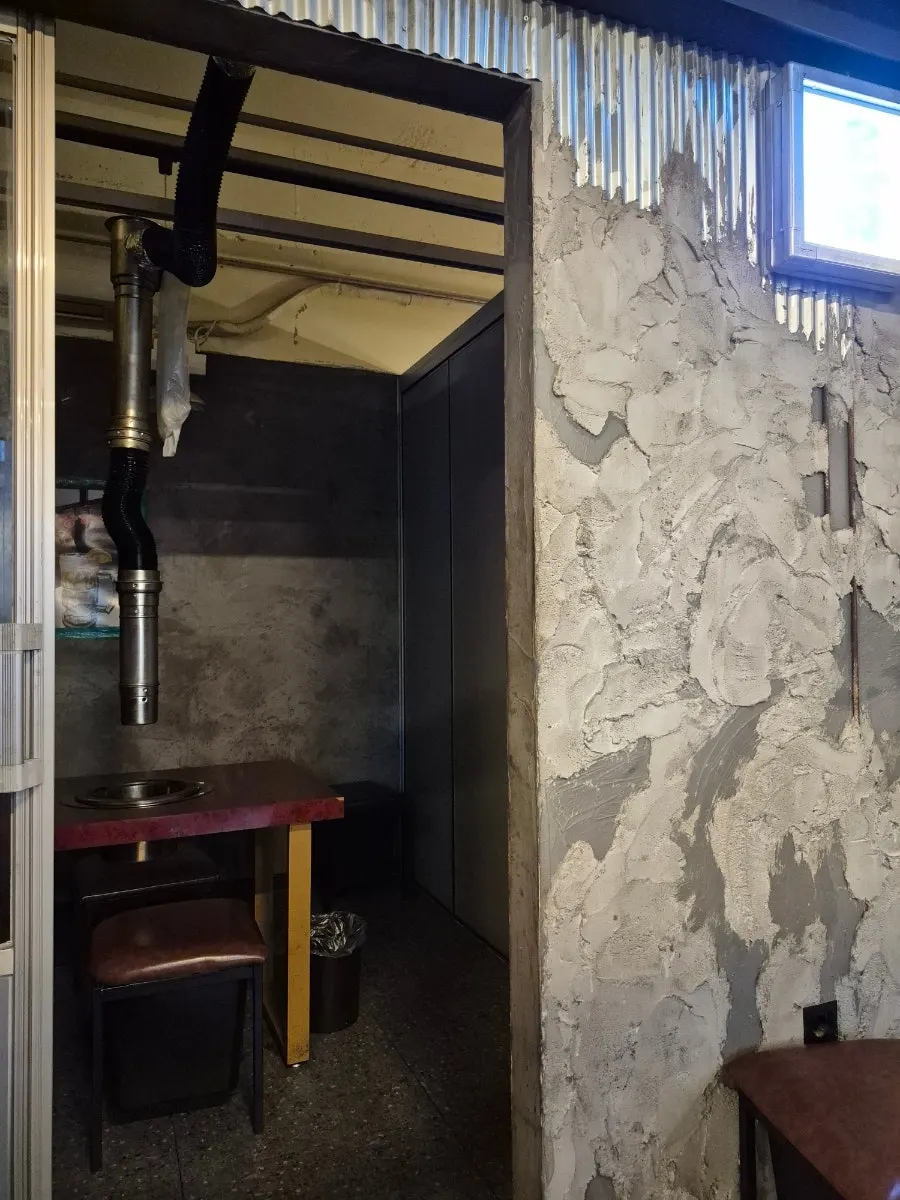 Room space at Neopttakjip Samsong Branch suited for group dining