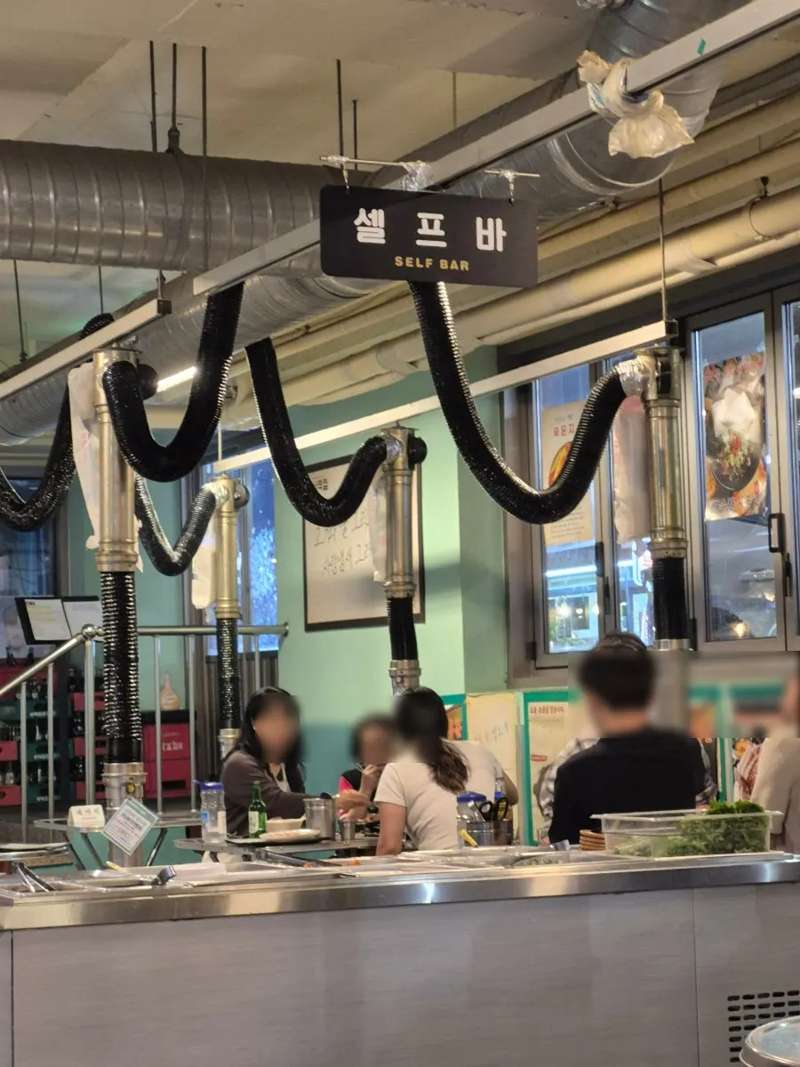 Spacious self-serve bar in the middle of the restaurant