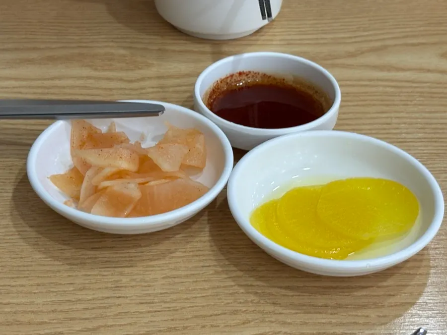 밀면 나오기 전 제공되는 반찬