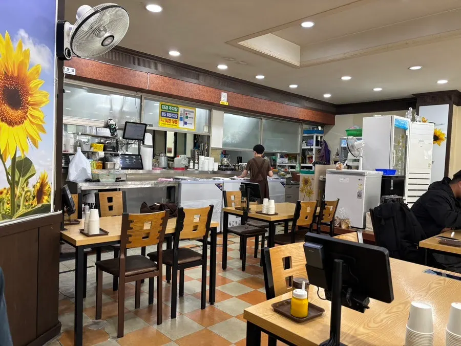 삼삼밀면 본점 넓은 홀 내부