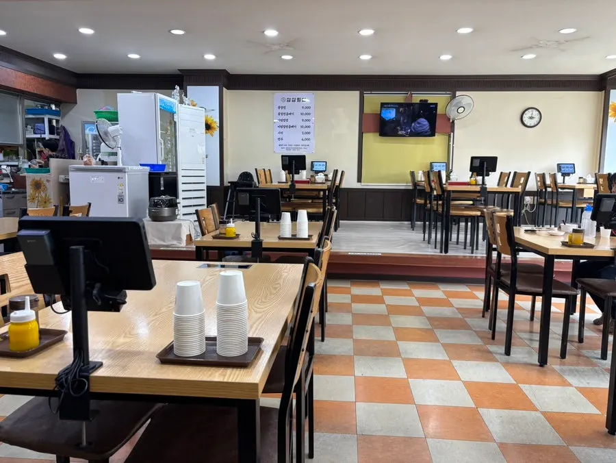 삼삼밀면 본점 좌석 전경