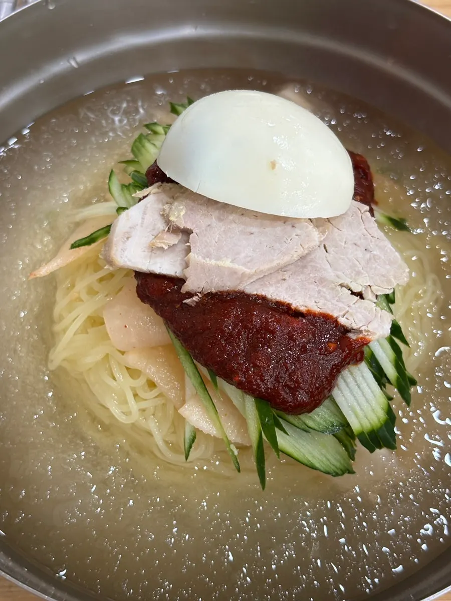 고명이 올라간 삼삼밀면 물밀면