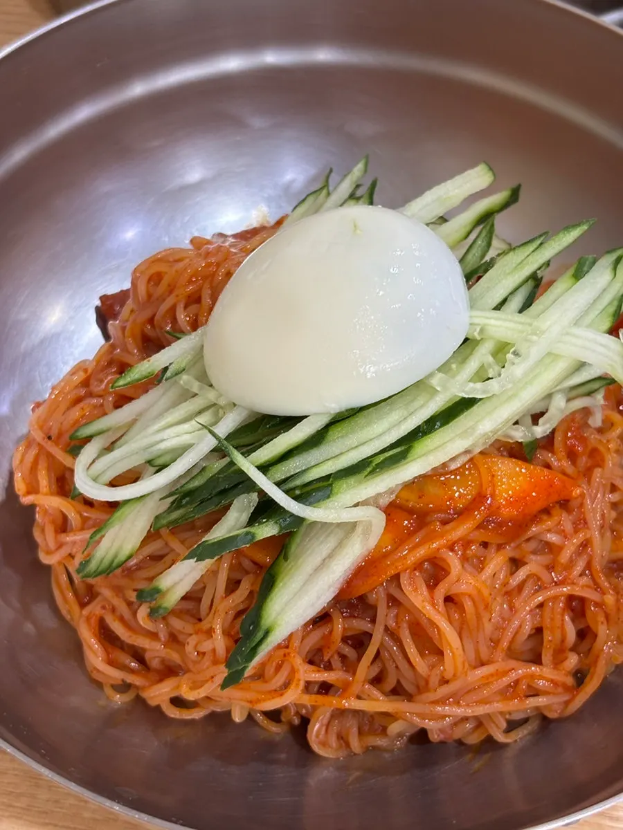 매콤한 양념의 비빔밀면