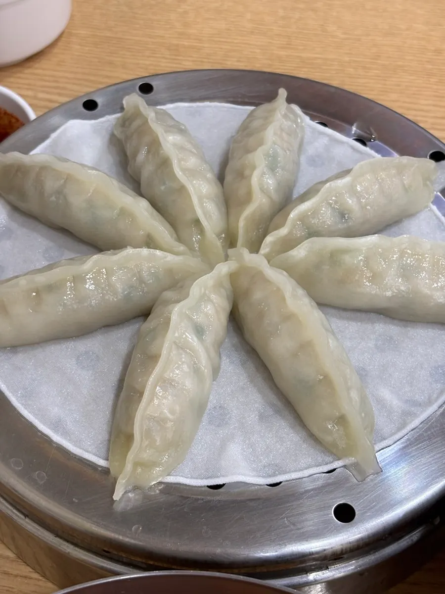 별 모양으로 빚은 삼삼밀면 만두