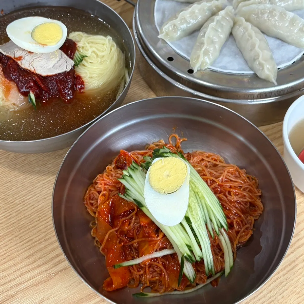 찐만두를 특제 간장에 찍는 모습