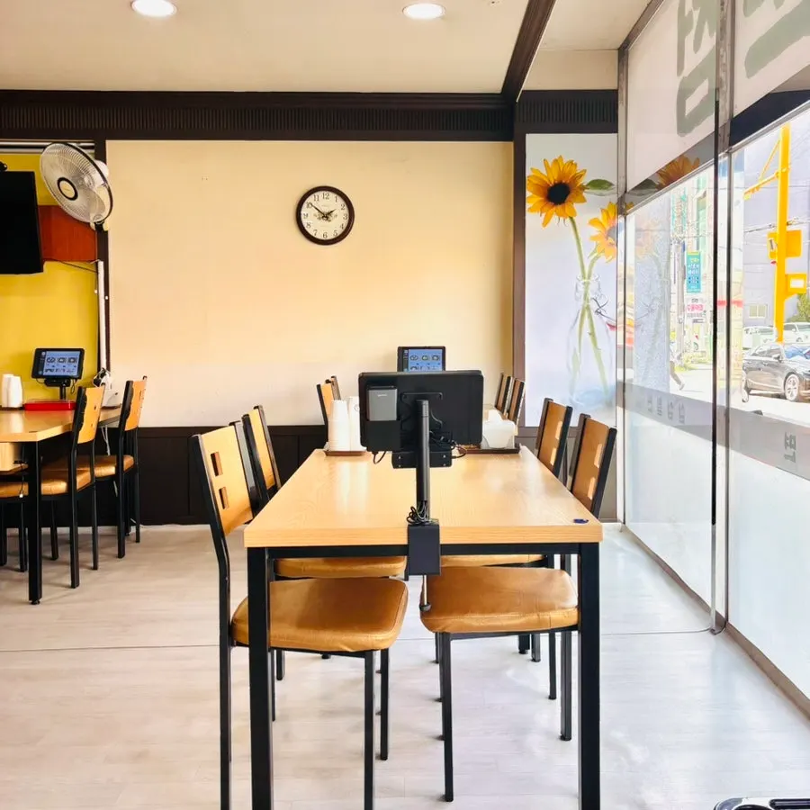 Interior of Samsam Milmyeon Main Branch while waiting for the order