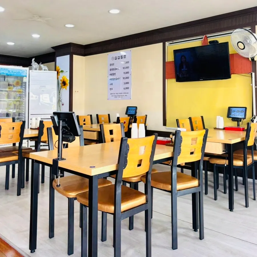 Seating and customers at Samsam Milmyeon Main Branch