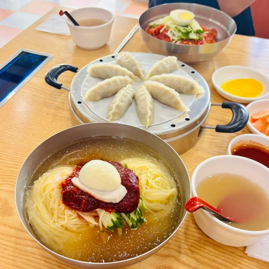 Milmyeon table setting served quickly at Samsam Milmyeon