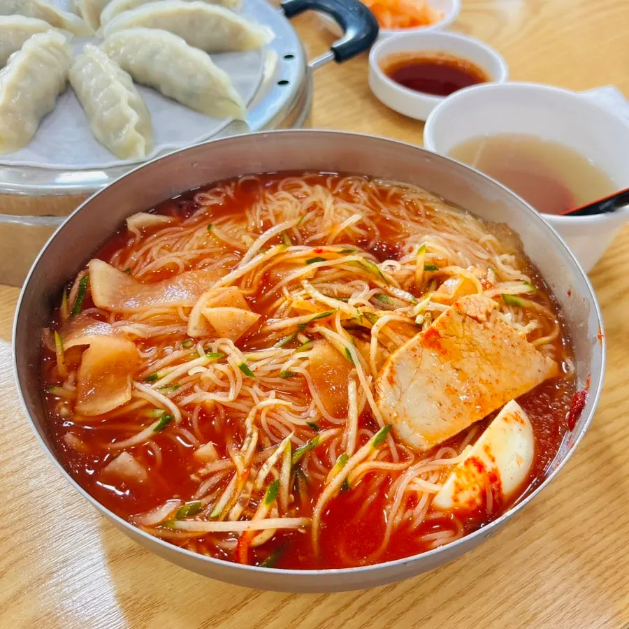 Noodles of the water milmyeon lifted up