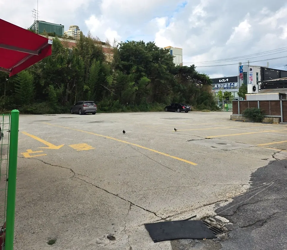 Street view with parking signage near Samsam Milmyeon Main Branch