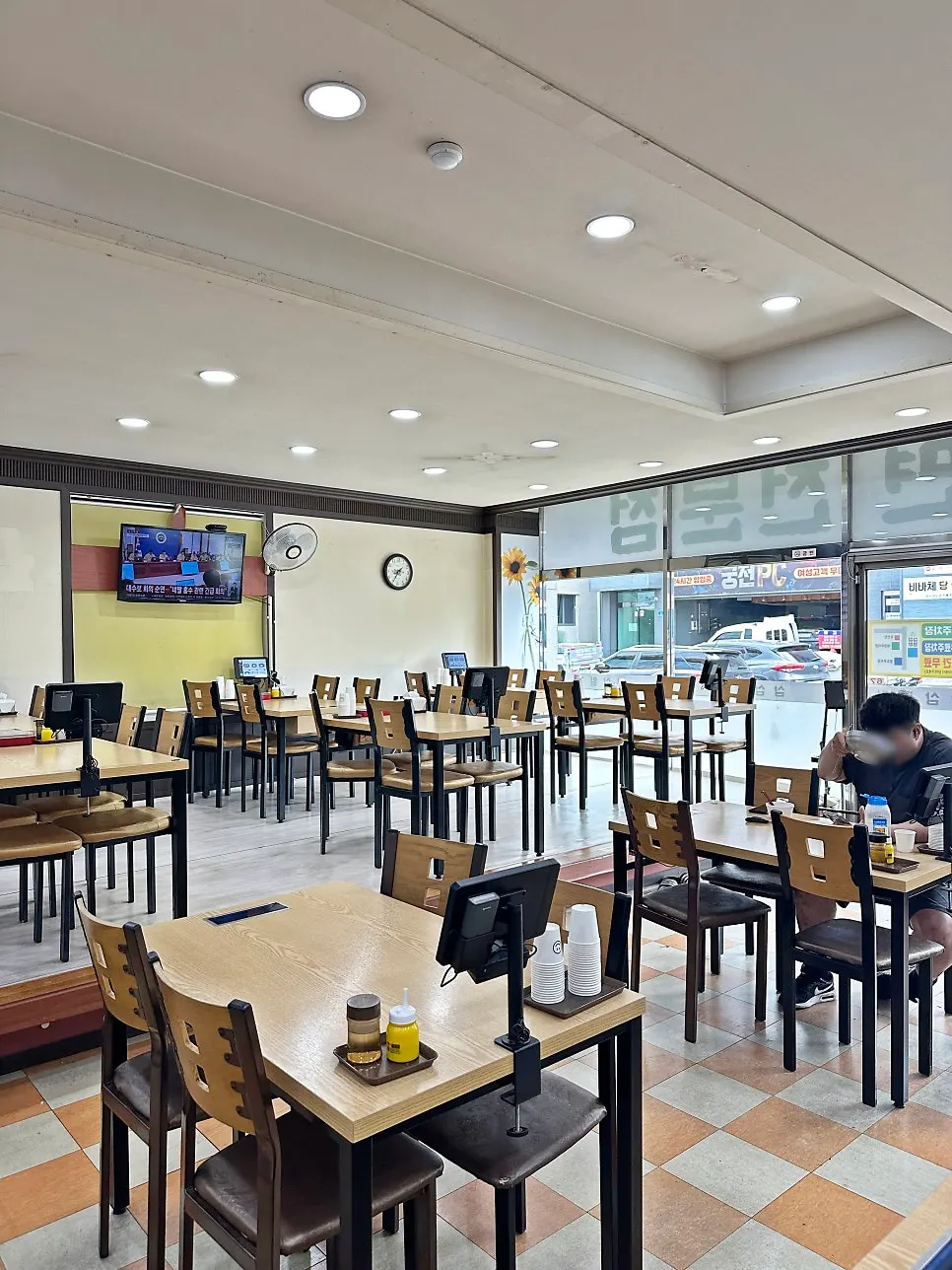 Generously spaced tables at Samsam Milmyeon Main Branch