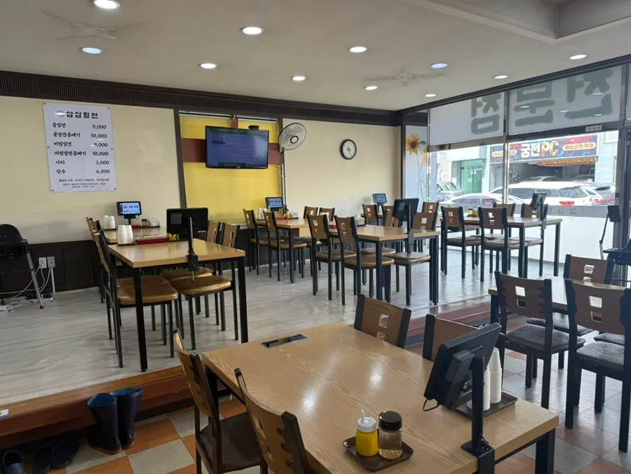 평일 오전 11시 한적한 삼삼밀면 본점 내부