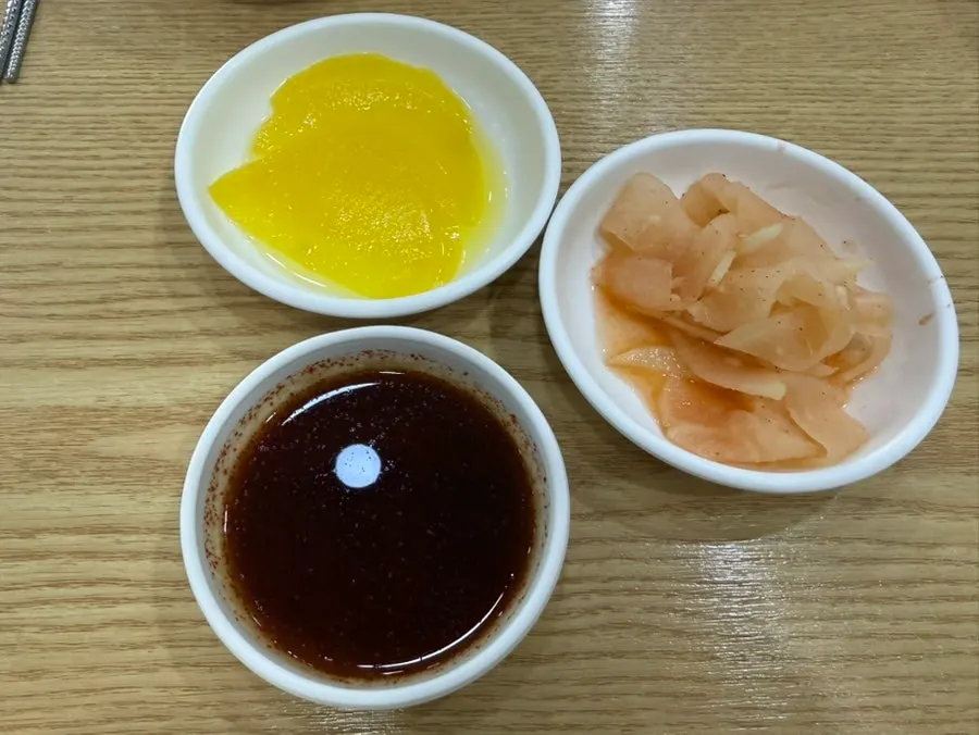 단무지와 무생채, 간장, 온육수