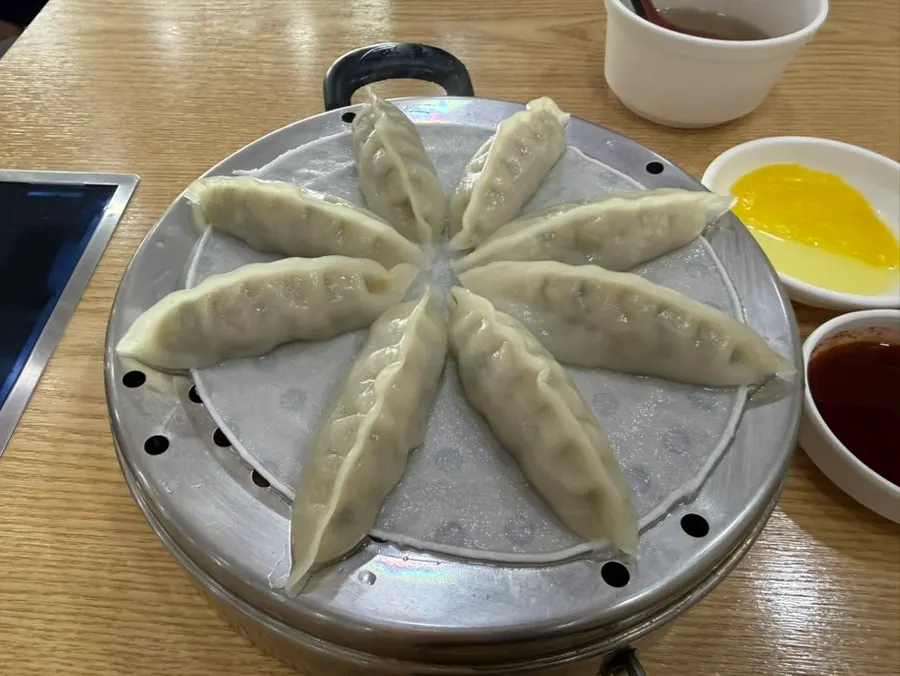 김이 모락모락 나는 갓 찐 만두 한 접시