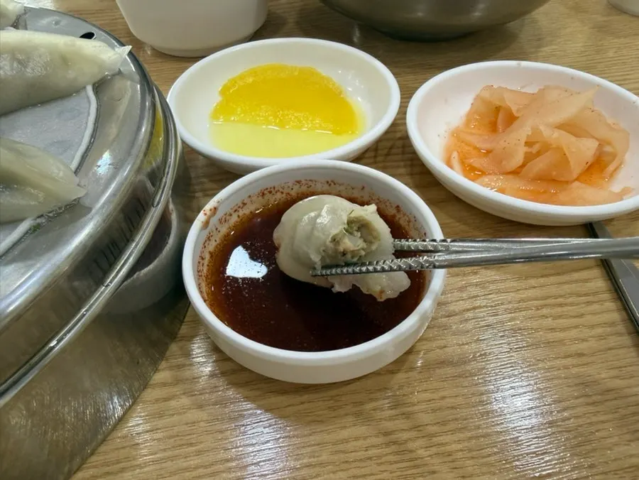 반으로 갈라 고기 속이 보이는 만두