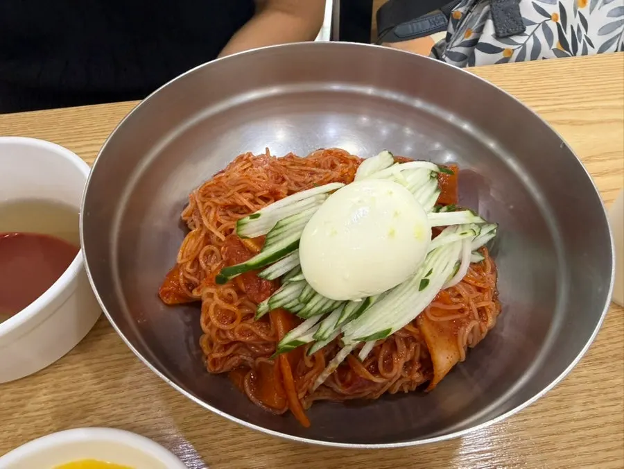 양념장이 올라간 비빔밀면 한 그릇