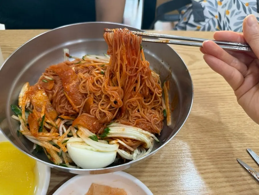 양념을 고루 섞어 비빈 비빔밀면
