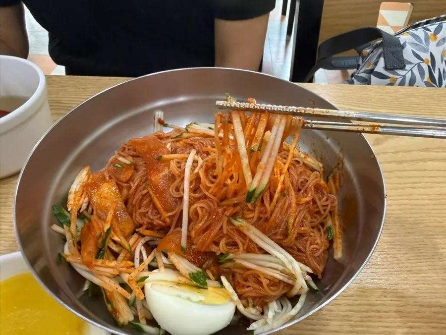 오이와 무생채를 곁들인 비빔밀면 면발