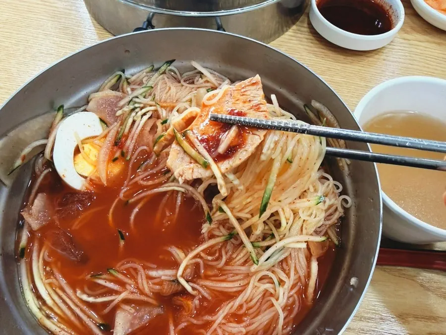 고기고명과 함께 비벼 먹는 물밀면