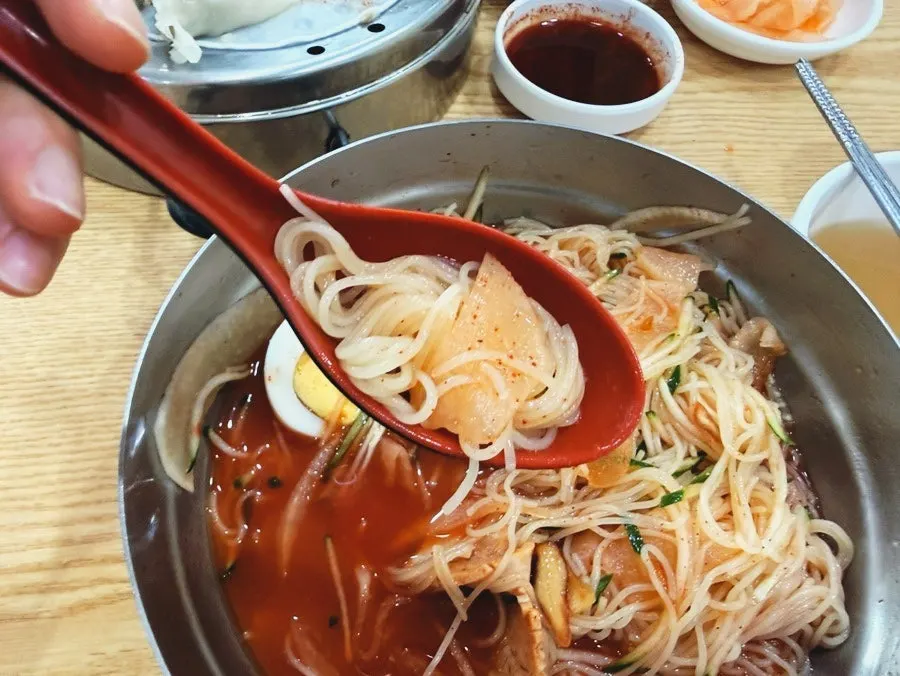 물밀면과 따뜻한 고기만두를 함께 먹는 상차림