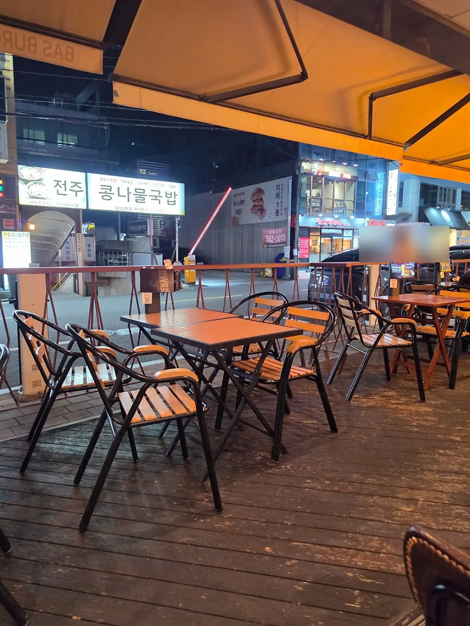 저녁 무렵 야외 자리 풍경