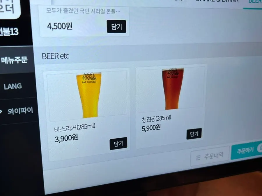 매장 앞 키오스크와 테이블 태블릿 주문 화면