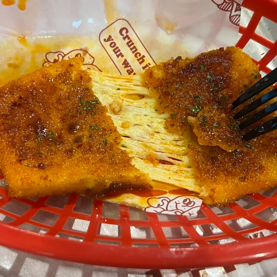 치즈가 늘어나는 칠리 모짜 치즈바