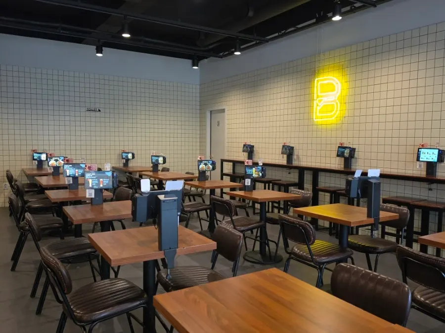 Indoor seating at Bas Burger Samseong Station Branch