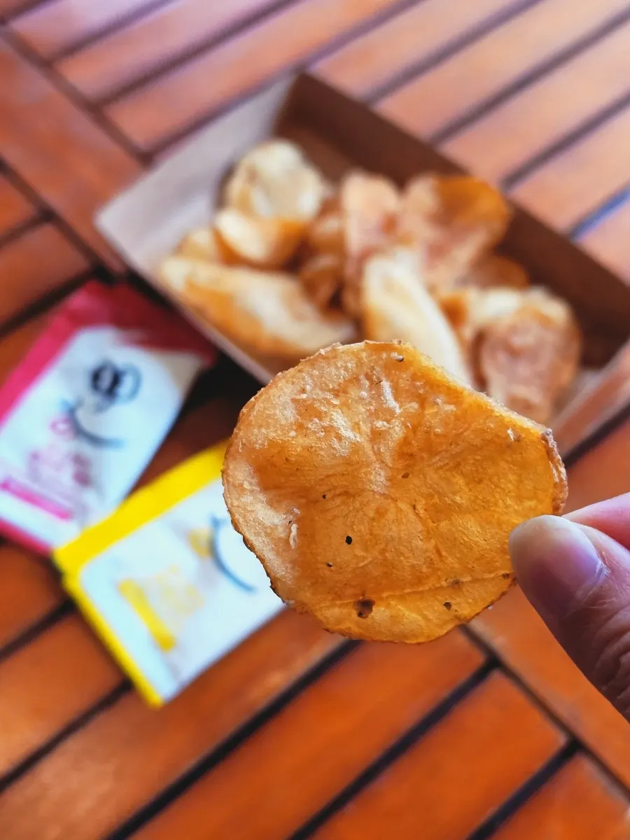 Service bar with unlimited potato chips