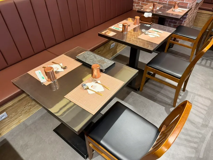식당 내부 좌석과 테이블