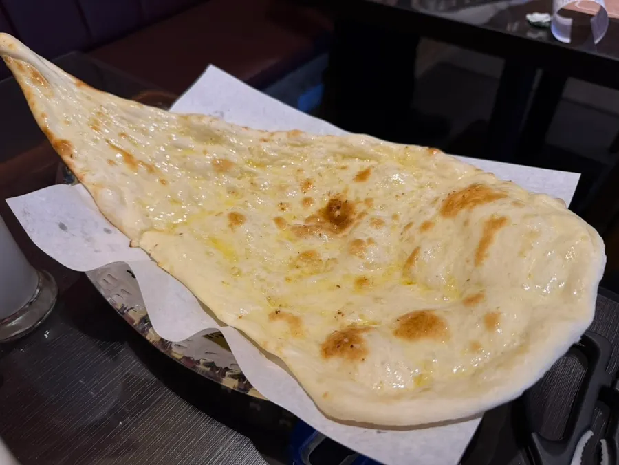 큼직한 갈릭버터 난