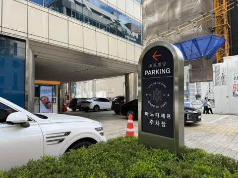 Sign for Mano di Chef on B1 of Dongsung Building