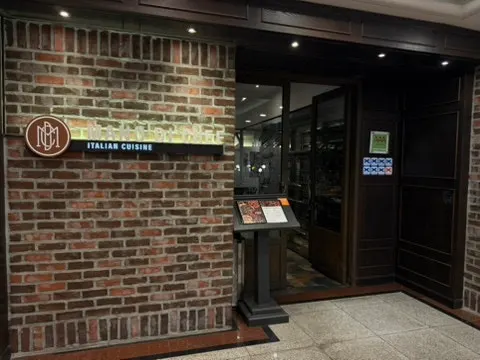 Fall season menu 'Carrot Table' poster at the entrance
