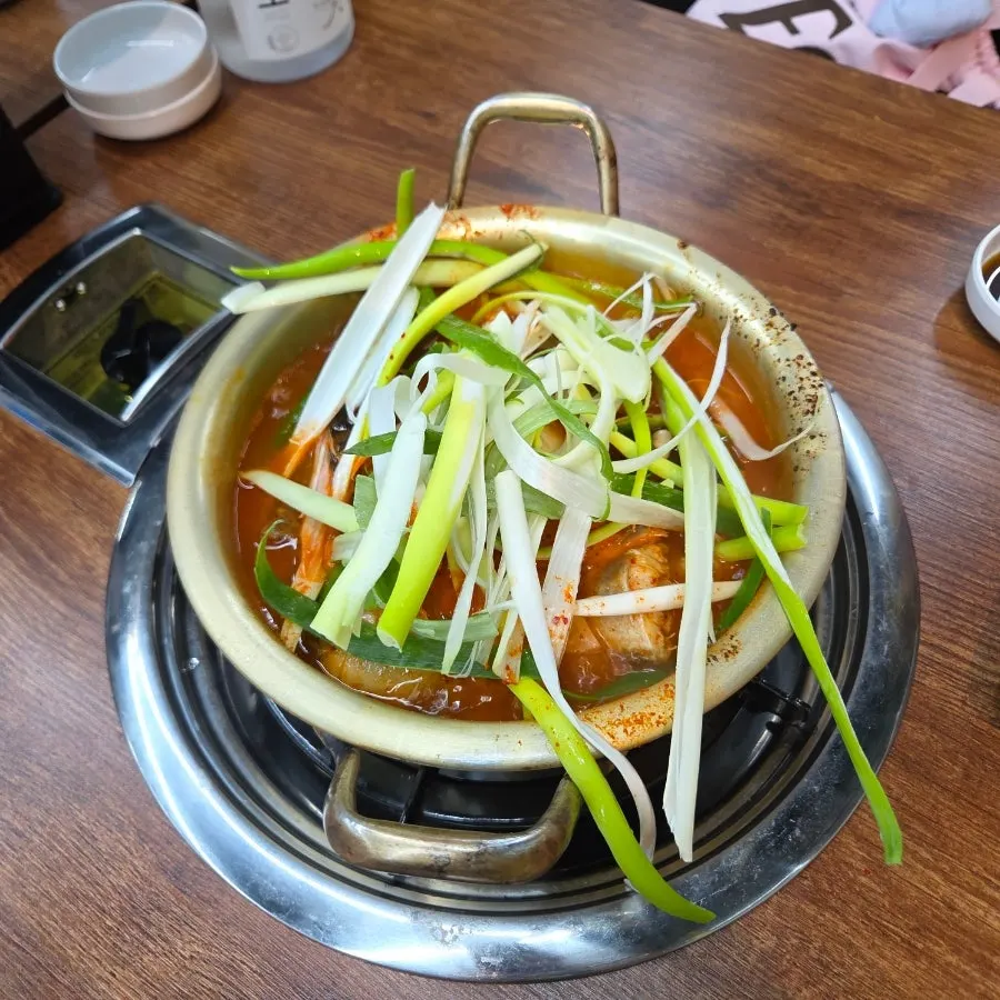 밑반찬과 동태탕 육수가 놓인 셀프바