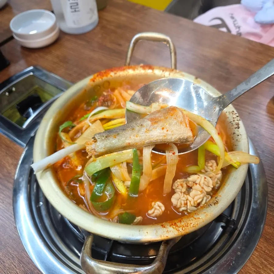 곤이와 알이 담긴 얼큰한 동태탕 국물