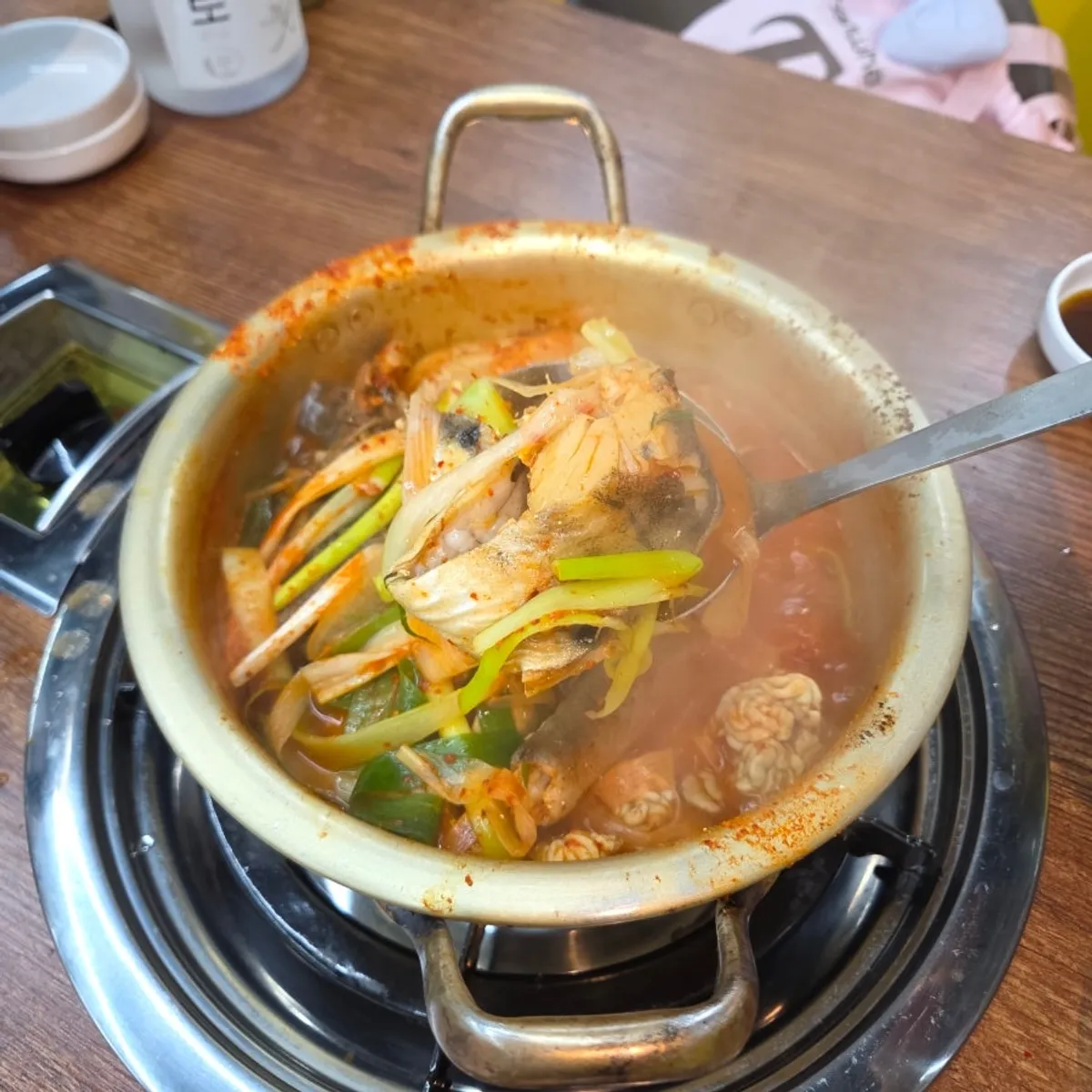 국물이 밴 동태탕 두부 한 조각