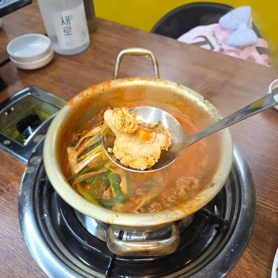젓가락으로 건져 올린 동태 몸통살
