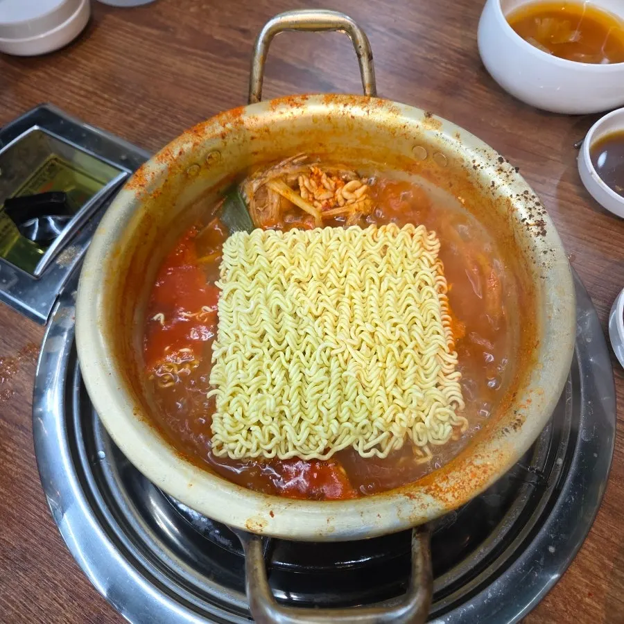 겨자간장소스에 찍은 동태살 한 점