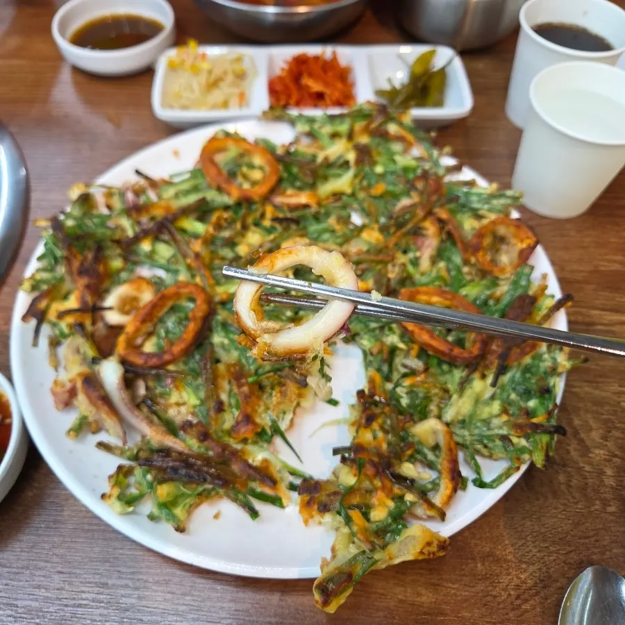 바삭하게 부쳐낸 오징어파전