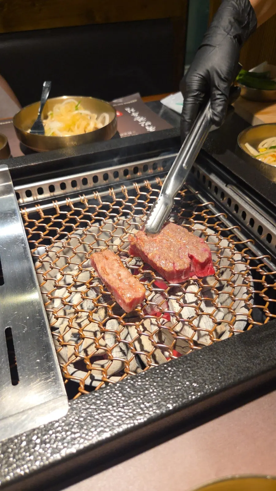 마블링이 촘촘한 생고기 한우 상차림