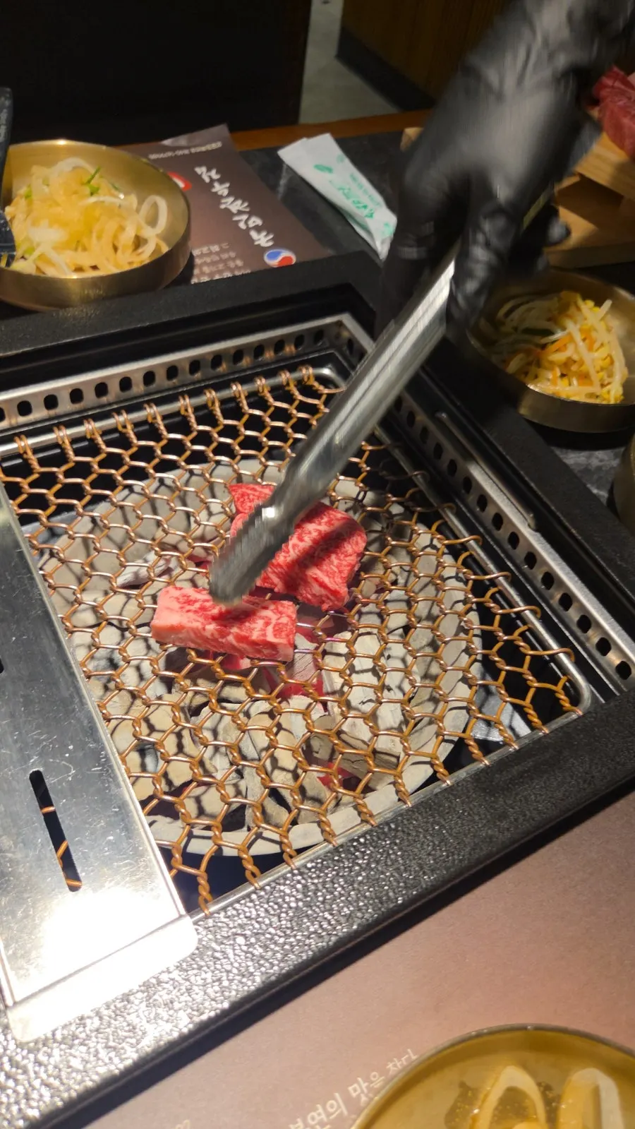 좌석 간격이 넉넉한 홀 테이블
