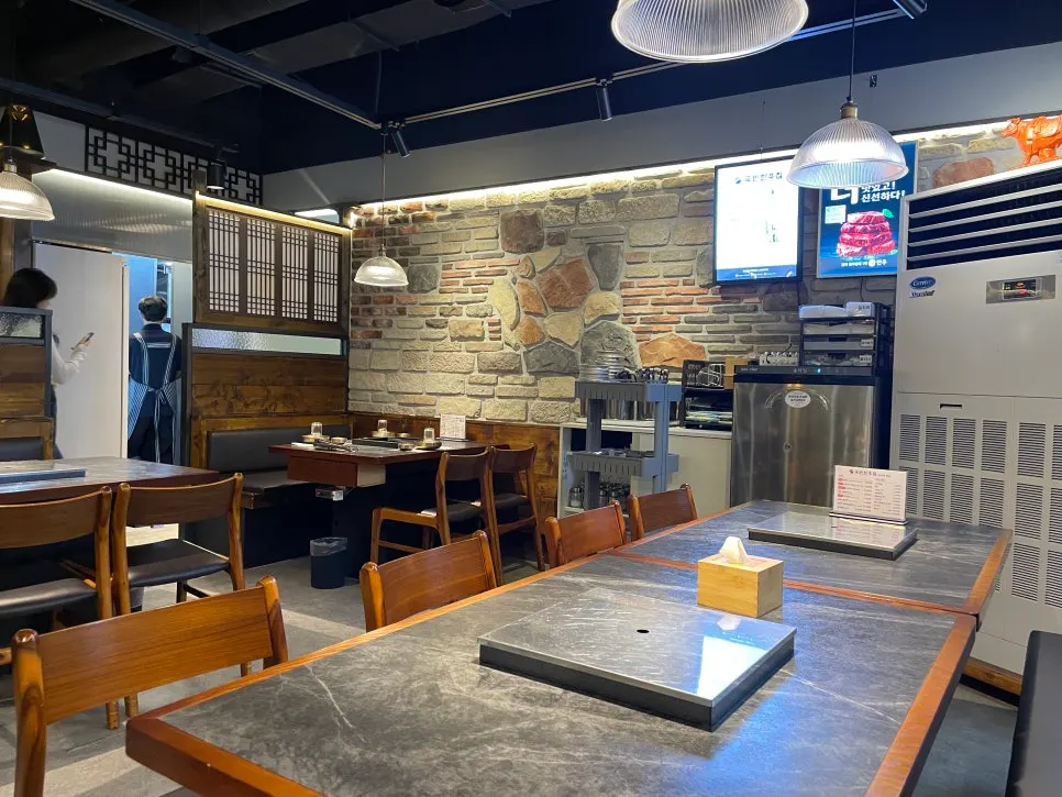 Clean, well-kept interior of Gungmin Hanwoo House Samseong Station branch